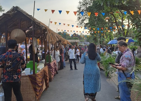 Colonial nostalgia in an Indonesian night market